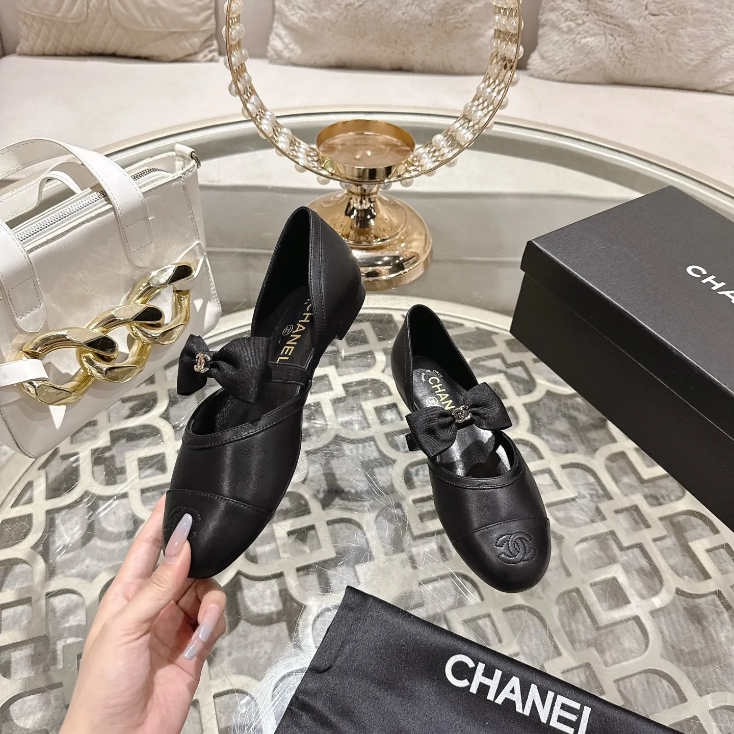 👟👟Ex-factory price 560👟👟 Leather surface [purchasing-grade quality] CHANEL Xiaoxiang 25/A new summer bow-tie shoes 💃 This pair of loafers is really breathtakingly beautiful! Made of cowhide fabric + imported mesh, every detail exudes a sense of high-end ~ classic bow design, Italian genuine leather sole, comfortable and classy on the feet, a perfect must-have for fairies!  🌟 All counters are from the same source! All materials are customized according to the original 1:1, and are developed and patterned from genuine products. The quality is absolutely assured ~ a classic that must be bought every year, a versatile artifact that looks great whether paired with skirts or jeans!  💖 The perfect finishing touch for summer outfits, sisters, just do it! 👉 Fabric: Imported sheepskin Lining: Imported sheepskin Outsole: Private molded outsole Code number: 35-40 (41 customized, non-returnable) Leather surface